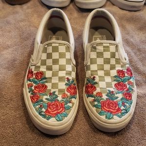 Vans Sz W7.5 M6 checkered slip-ons